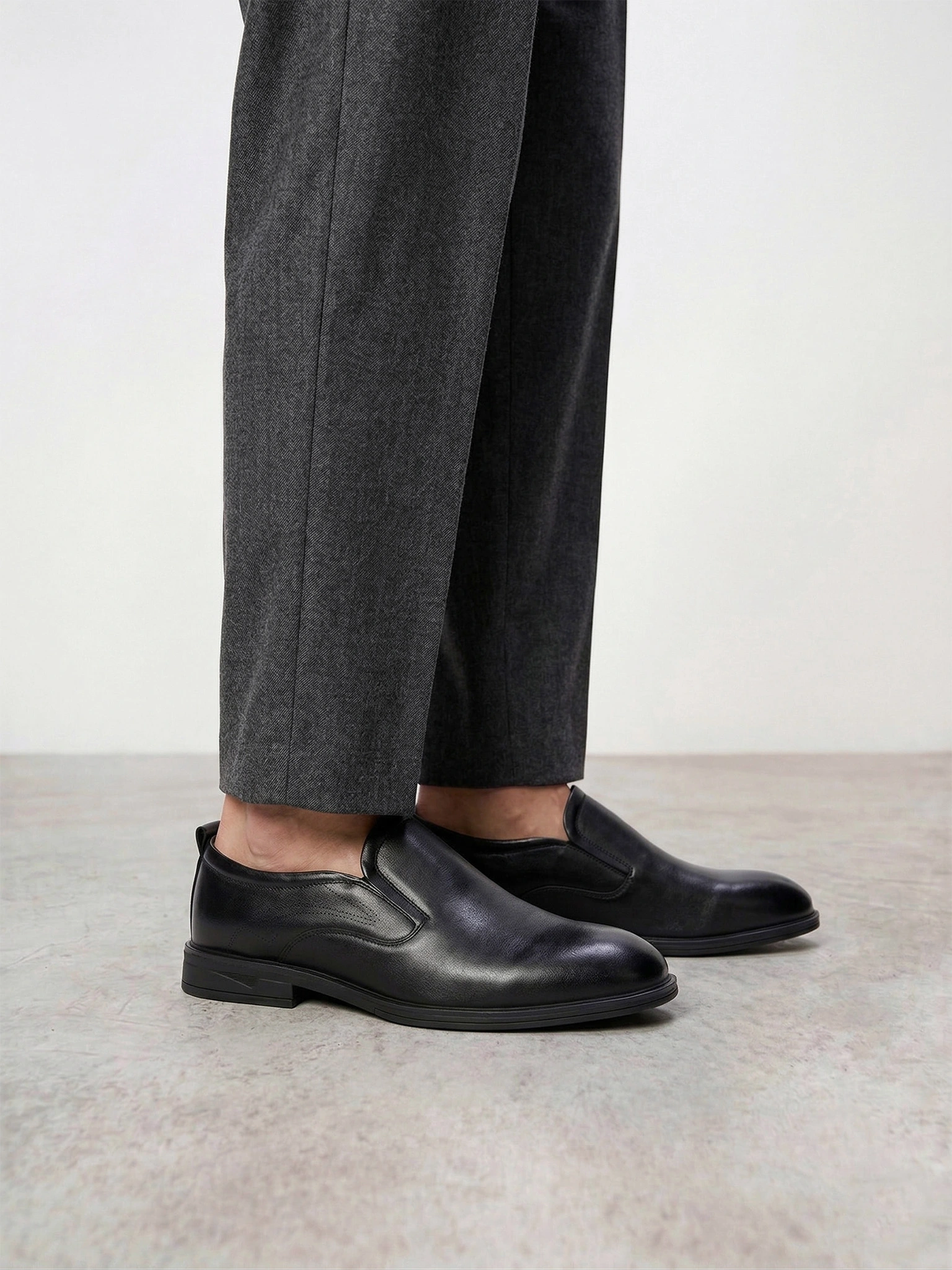 Туфли черного цвета с эластичными вставками на низком каблуке